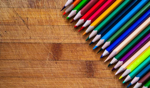 Farklı Kalemler Kahverengi Ahşap Masa Arka Plan Üzerinde Renkli Kopya — Stok fotoğraf