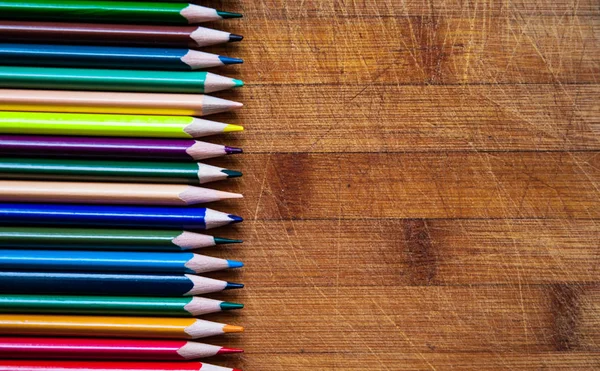 Farklı Kalemler Kahverengi Ahşap Masa Arka Plan Üzerinde Renkli Kopya — Stok fotoğraf