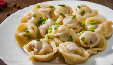 Et köfte - Rus mantı, ahşap arka plan üzerinde plaka üzerinde etli mantı