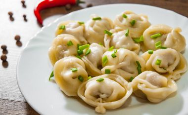 Et köfte - Rus mantı, ahşap arka plan üzerinde plaka üzerinde etli mantı