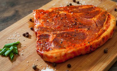 Çiğ Marine et Steak Barbekü, domuz pirzolası Ahşap doğrama tahtası için 