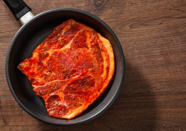 ham ahşap arka plan üzerinde tava pişirme et biftek Marine. Kopya alanı ile Üstten Görünüm