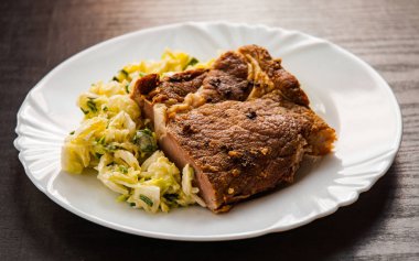 eti fileto ahşap masa bir tabakta sebze salatası ile