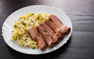 eti fileto ahşap masa bir tabakta sebze salatası ile