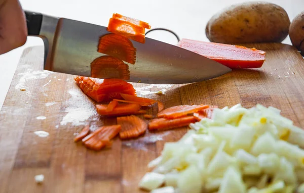 Chefs Manos Con Cuchillo Cortar Verduras Tablero Madera —  Fotos de Stock