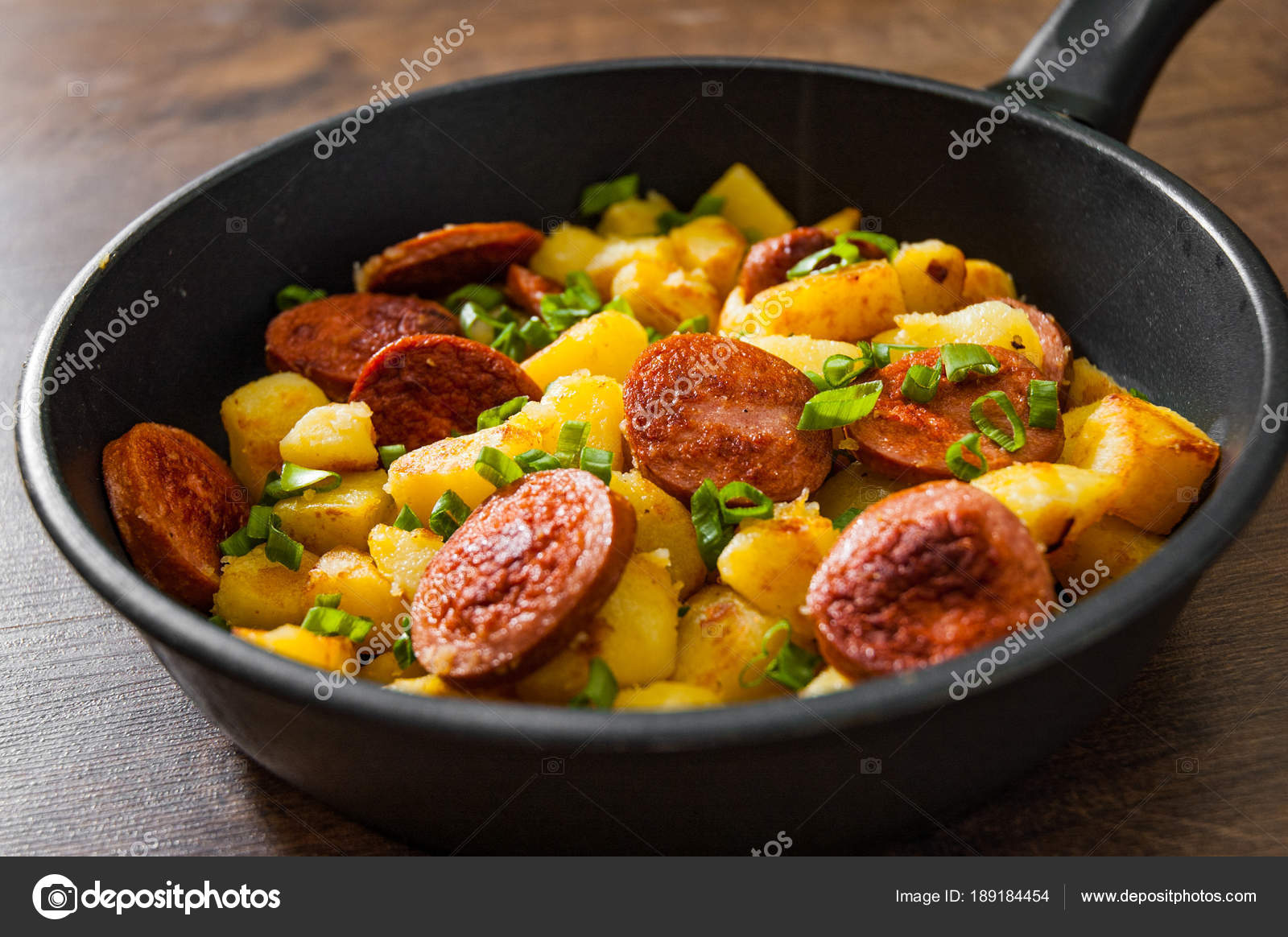 Bratkartoffeln Und Wurst Der Pfanne Auf Holztisch — Stockfoto ...