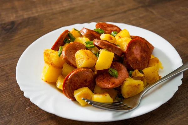 Bratkartoffeln Und Wurst Weißem Teller Auf Holztisch — Stockfoto