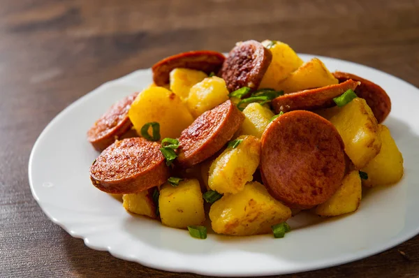 Bratkartoffeln Und Wurst Weißem Teller Auf Holztisch — Stockfoto