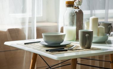 Ahşap masa bardak ve tabak içinde evde modern yemek oda. Evde yemek oda iç.