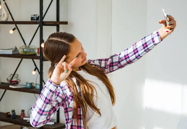 Schattige Tiener Meisje Selfie Maken Een Smartphone Binnenshuis Kamer — Stockfoto