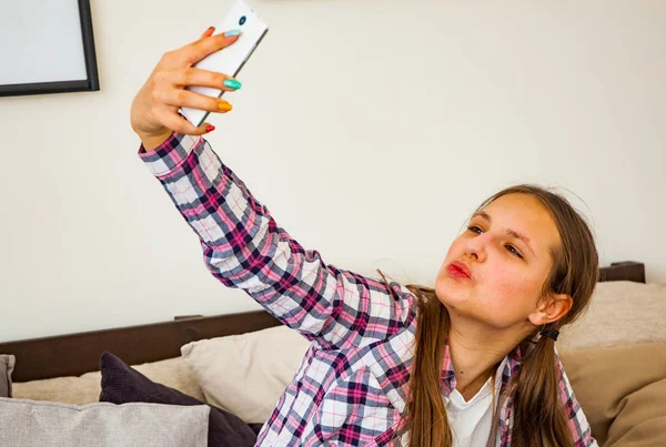 Menina Adolescente Bonito Fazendo Selfie Smartphone Interior Quarto — Fotografia de Stock