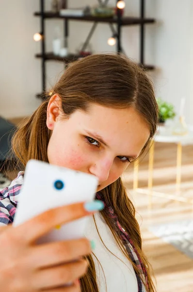 Schattige Tiener Meisje Selfie Maken Een Smartphone Binnenshuis Kamer — Stockfoto