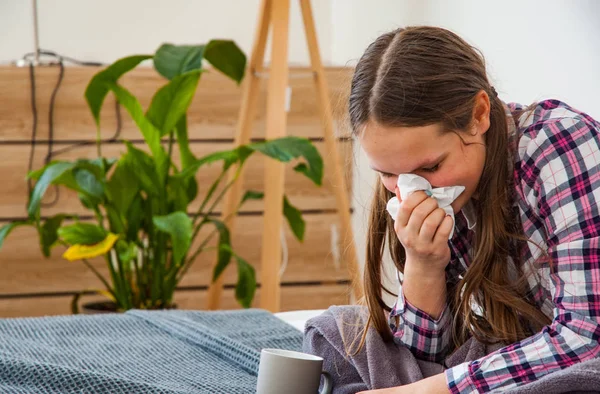 Teenage Girl Blowing Her Nose While Sitting Sofa Headache Virus — Stock Photo, Image