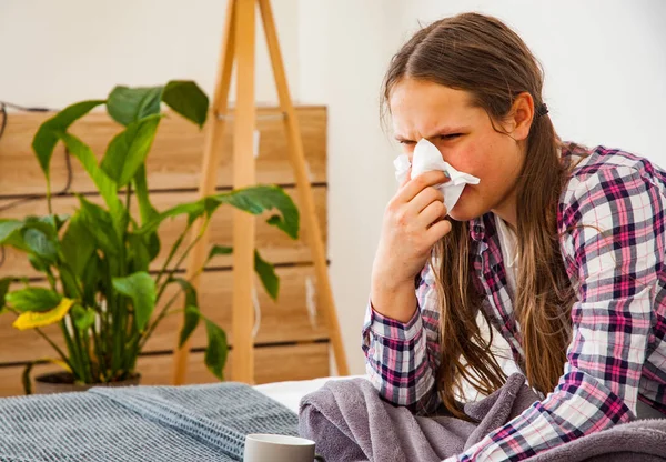 Genç Kız Kanepede Otururken Burnunu Esiyor Baş Ağrısı Virüs Laçlar — Stok fotoğraf