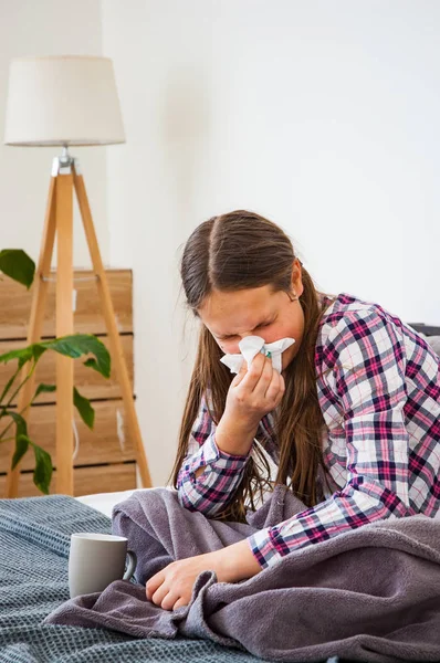 Tonårig Flicka Blåser Näsan Medan Sitter Soffa Huvudvärk Virus Läkemedel — Stockfoto