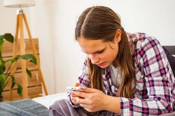 Evin Oturma Odasında Kanepede Oturan Telefon Tutarak Bir Genç Kız — Stok fotoğraf