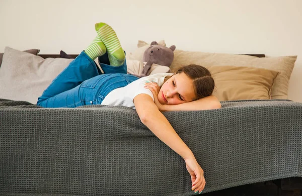 Teenage Girl Jeans Laying Her Bed Indoor — Stock Photo, Image