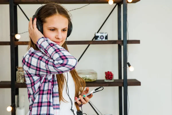 Tiener Meisje Met Hoofdtelefoon Slimme Telefoon Bedrijf Luisteren Naar Muziek — Stockfoto