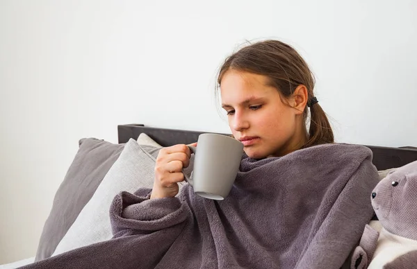 Teenager Mädchen Bett Mit Tasse Heißen Tee — Stockfoto