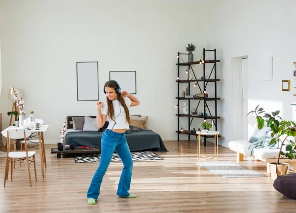 Nastolatek Dziewczyna Mieć Zabawa Taniec Jej Pokoju — Zdjęcie stockowe