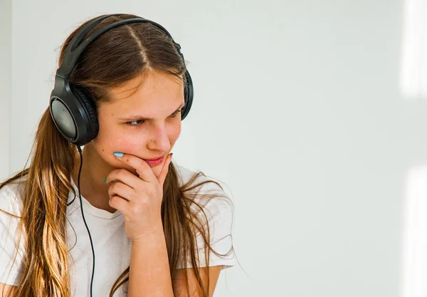 Adolescente Menina Ouvir Música Fones Ouvido — Fotografia de Stock