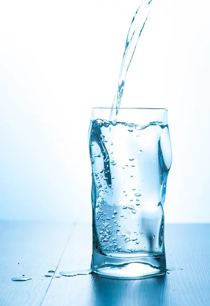 Menutup Menuangkan Air Minum Segar Yang Disucikan Dari Botol Kaca — Stok Foto