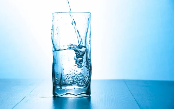 Fermer Verser Eau Boisson Fraîche Purifiée Bouteille Dans Verre Avec — Photo