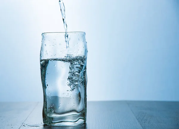 Fermer Verser Eau Boisson Fraîche Purifiée Bouteille Dans Verre Avec — Photo