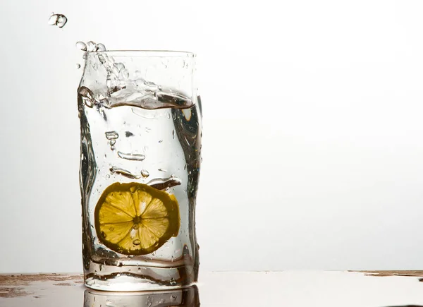 Glas Vatten Med Citron Med Splash Med Kopia Utrymme Vit — Stockfoto