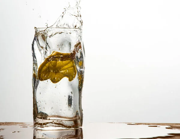 Verre Eau Citron Avec Éclaboussure Avec Espace Copie Sur Blanc — Photo