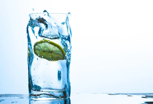 Verre Eau Citron Avec Éclaboussure Avec Espace Copie Sur Blanc — Photo