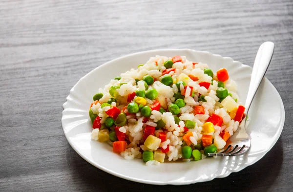 Reis Mit Gemischtem Gemüse Auf Weißem Teller Auf Dunklem Holztisch — Stockfoto