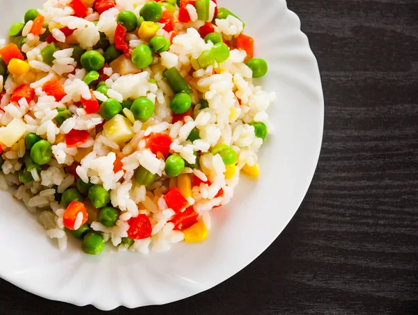 Reis Mit Gemischtem Gemüse Auf Weißem Teller Auf Dunklem Holztisch — Stockfoto