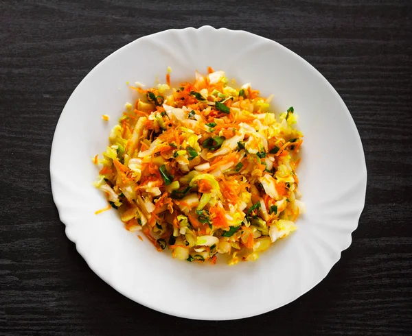 Ensalada Verduras Frescas Con Col Zanahoria Plato Blanco Sobre Una — Foto de Stock