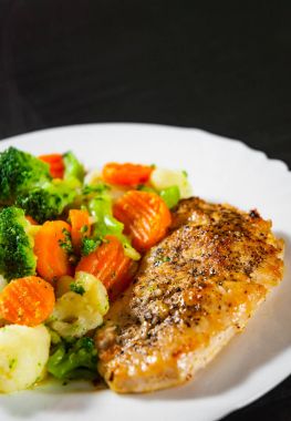 Karışık Sebzeli tavuk fileto. karnabahar, brokoli ve havuç ahşap arka plan üzerinde beyaz plaka.