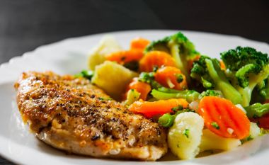 Karışık Sebzeli tavuk fileto. karnabahar, brokoli ve havuç ahşap arka plan üzerinde beyaz plaka.