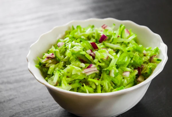 Frischgemüsesalat Mit Kohl Zwiebeln Und Gurken Schüssel Auf Dunklem Holzgrund — Stockfoto