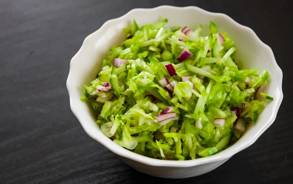 新鲜蔬菜沙拉与卷心菜 洋葱和黄瓜在碗上的深色木质背景 — 图库照片