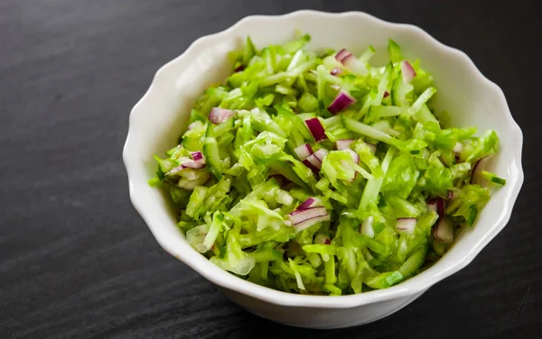 Insalata Verdure Fresche Con Cavolo Cipolla Cetriolo Ciotola Fondo Legno — Foto Stock