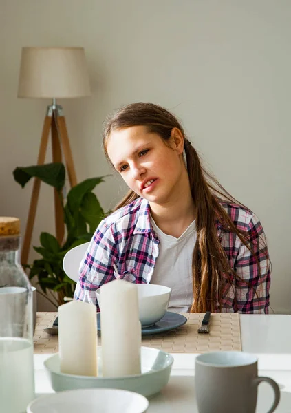 Jovem Adolescente Tem Café Manhã Cozinha Casa — Fotografia de Stock