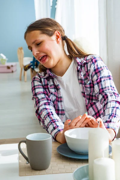 Young Teenage Girl Has Breakfast Kitchen Home — Stock Photo, Image