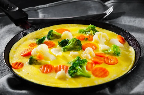 Omelette Aux Légumes Mélangés Chou Fleur Brocoli Carottes Dans Une — Photo