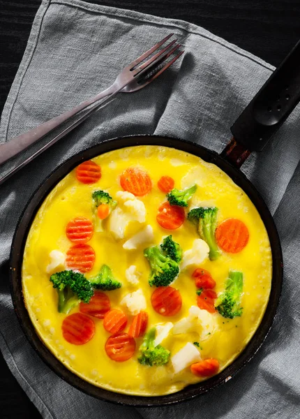 Omelett Med Blandade Grönsaker Blomkål Broccoli Och Morötter Stekpanna Träbord — Stockfoto