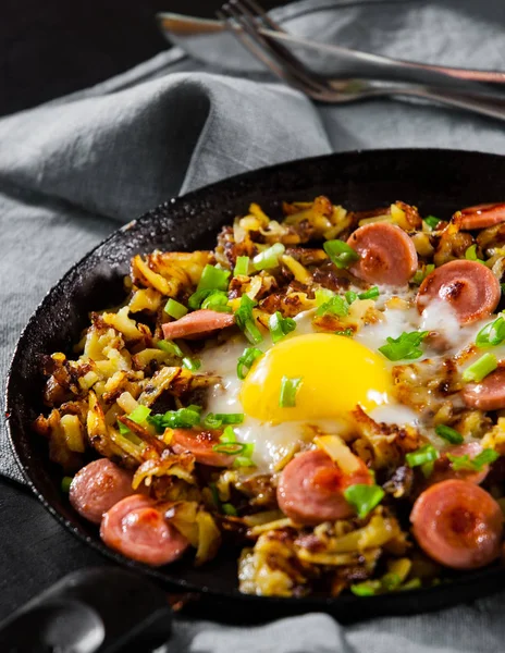 Spiegelei Mit Wurst Und Kartoffeln Der Pfanne Auf Holztisch — Stockfoto