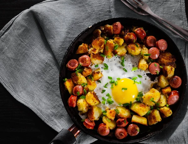 Spiegelei Mit Wurst Und Kartoffeln Der Pfanne Auf Holztisch — Stockfoto