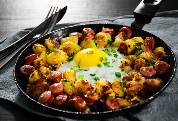 Ovo Frito Com Linguiça Batata Uma Panela Ato Fritar Mesa — Fotografia de Stock