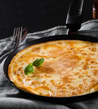 ahşap masa üzerinde bir tavada yumurta omlet