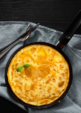 ahşap masa üzerinde bir tavada yumurta omlet