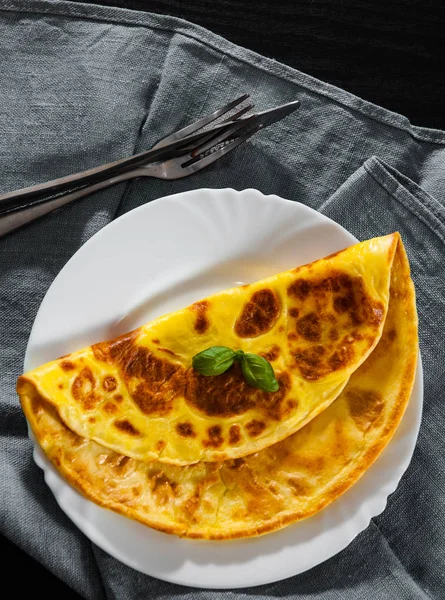 Omelette Oeufs Dans Une Assiette Sur Une Table Bois — Photo