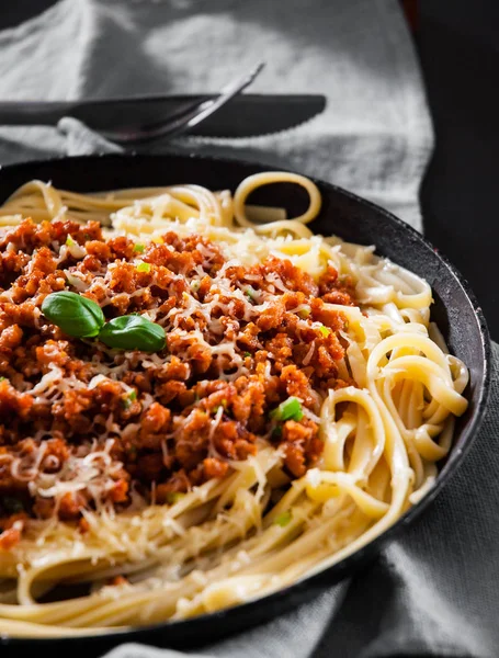 Spaghetti Pasta Tradizionale Bolognese Padella Fondo Legno Scuro — Foto Stock